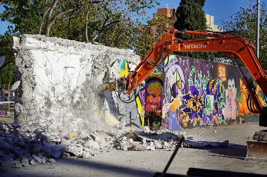 ADIÓS AL “5 POINTZ” DE BARCELONA, TIRAN LOS MUROS DE TRES CHIMENEAS